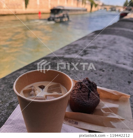 River bank of the Seine 119442212