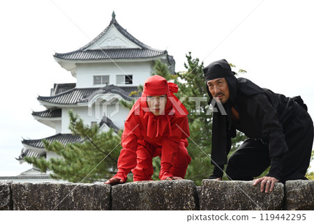 忍者與女忍者在石牆上站崗 119442295