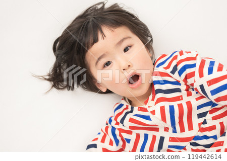 A little girl with a surprised expression A little girl with a surprised expression 119442614