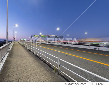 黎明時分,跨越大和川的近畿高速公路和大阪中央環狀線的風景 黎明時分,跨越大和川的近畿高速公路和大阪中央環狀線的風景 119442619