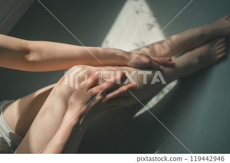 Foot care that involves massaging oil into the feet 119442946