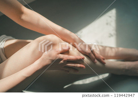 Foot care that involves massaging oil into the feet 119442947