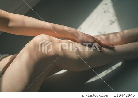 足部護理，在腳上塗抹精油並進行按摩 119442949