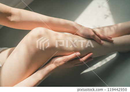 足部護理，在腳上塗抹精油並進行按摩 119442950