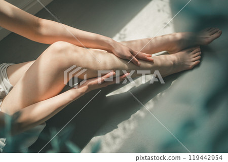 Foot care that involves massaging oil into the feet 119442954