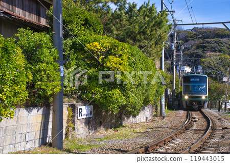 [Kamakura City] Enoden running near Inamuragasaki Station 119443015