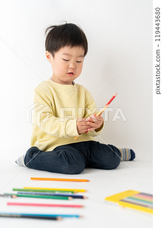 畫一幅畫的男孩 畫一幅畫的男孩 119443680