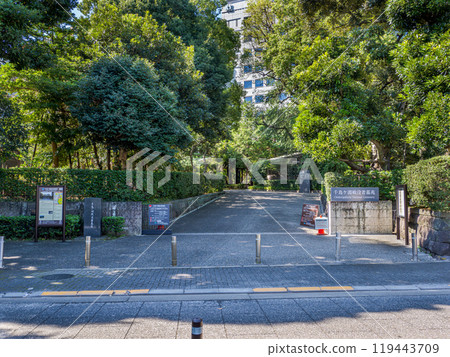 Entrance to Chidorigafuchi National Cemetery 119443709