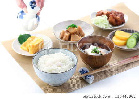 日本日式早餐形象(米飯、玉子燒、炸雞、泡菜、味增湯、土佐煮竹筍) 日本日式早餐形象(米飯、玉子燒、炸雞、泡菜、味增湯、土佐煮竹筍) 119443962