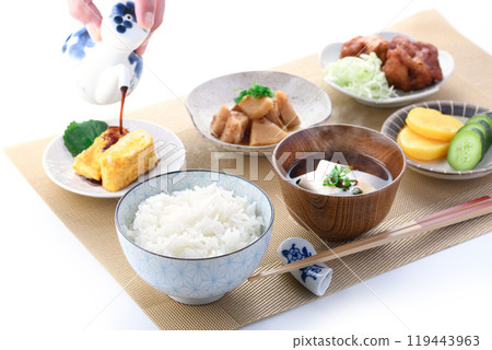 日本日式早餐形象（米飯、玉子燒、炸雞、泡菜、味增湯、土佐煮竹筍） 119443963