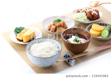 日本日式早餐形象（米飯、玉子燒、炸雞、泡菜、味增湯、土佐煮竹筍） 119443965