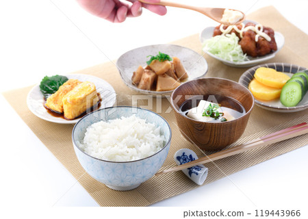 日本日式早餐形象(米飯、玉子燒、炸雞、泡菜、味增湯、土佐煮竹筍) 日本日式早餐形象(米飯、玉子燒、炸雞、泡菜、味增湯、土佐煮竹筍) 119443966