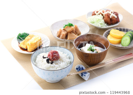 日本日式早餐形象（米飯、玉子燒、炸雞、泡菜、味增湯、土佐煮竹筍） 119443968
