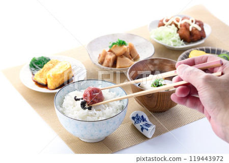 日本日式早餐形象（米飯、玉子燒、炸雞、泡菜、味增湯、土佐煮竹筍） 119443972