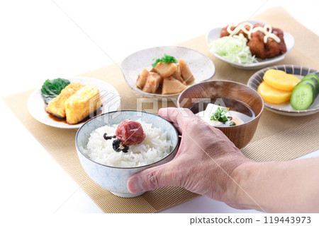 日本日式早餐形象（米飯、玉子燒、炸雞、泡菜、味增湯、土佐煮竹筍） 119443973