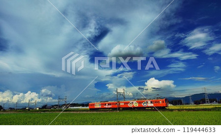 天空、雲彩和火車 119444633
