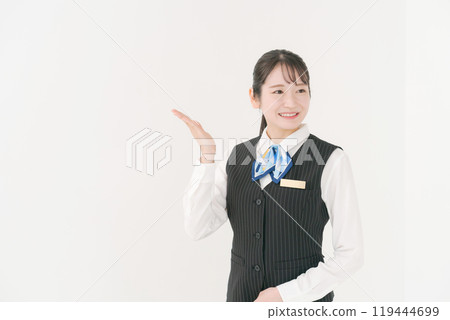 穿著制服的女人做推薦的姿勢 119444699