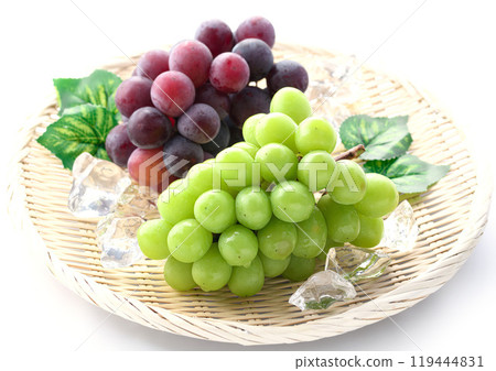 Autumn flavors: Shine Muscat and Pione (white background) Autumn flavors: Shine Muscat and Pione (white background) 119444831