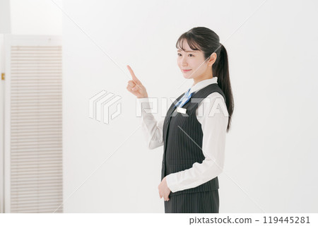 一名 20 多歲的女性,穿著辦公室服裝 一名 20 多歲的女性,穿著辦公室服裝 119445281