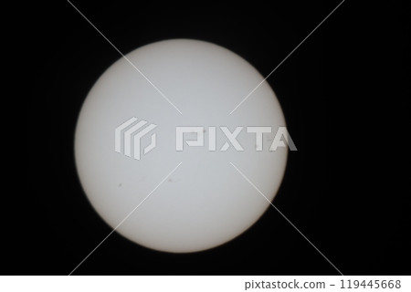 2024 年 10 月 17 日出現耀斑的太陽黑子 119445668