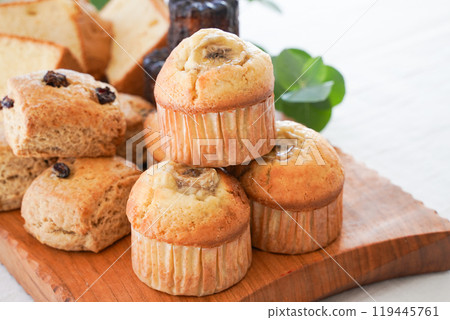 Banana muffins 119445761