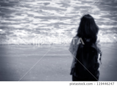 一個女人凝視著大海（模糊+四個角落的底切） 119446247