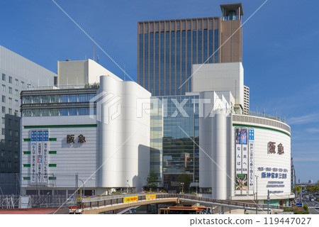 神戶阪急的外觀在藍天的襯托下格外引人注目 119447027