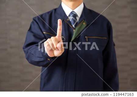 穿著工作服的中年男性商人舉起食指 穿著工作服的中年男性商人舉起食指 119447163