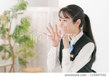 一個穿著辦公室衣服的女人大聲喊道 119447502