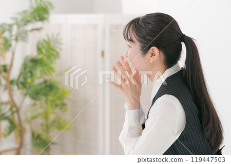 一個穿著辦公室衣服的女人大聲喊道 119447503