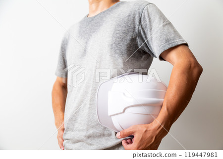 有頭盔的中年男性體力工人 119447981