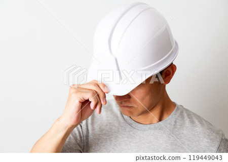 戴著頭盔的中年男性體力工人 119449043