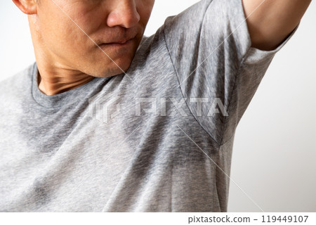 Middle-aged man wearing a sweaty T-shirt 119449107