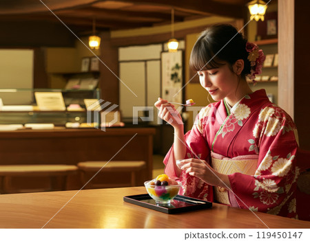 穿著和服的日本女子在糖果店吃豆沙 2 119450147