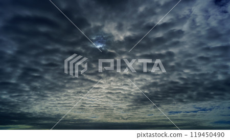 天空佈滿令人不安的雲彩 119450490