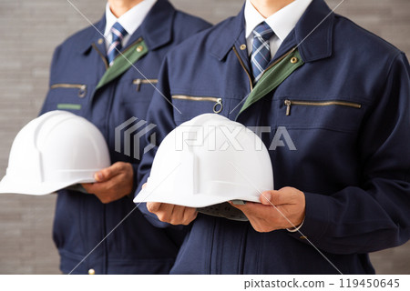 穿著工作服的中年男性商人 119450645