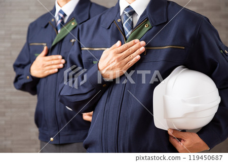 穿著工作服的中年男性商人 穿著工作服的中年男性商人 119450687