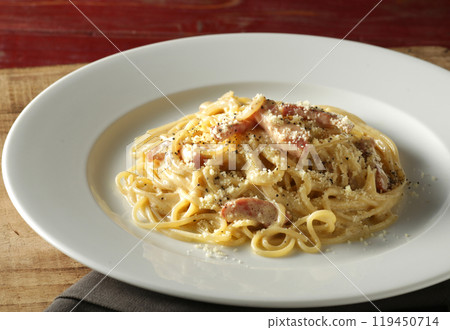 撒上大量起司的Carbonara義大利麵 119450714