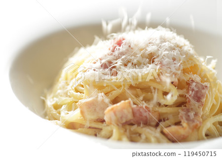 撒上大量起司的Carbonara義大利麵 119450715