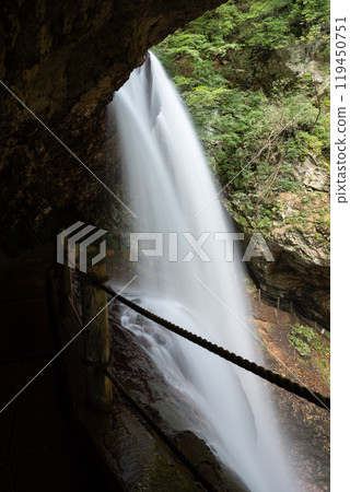 A beautiful waterfall that you can go behind: Kaminari Falls A beautiful waterfall that you can go behind: Kaminari Falls 119450751