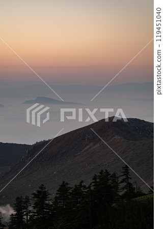 Morning at Shibu Pass, with the summit just emerging from the sea of clouds 119451040
