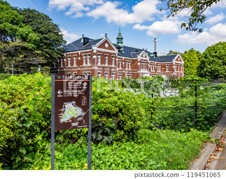 "Chidorigafuchi Walking Path" signboard and the former Imperial Guard Division Headquarters Building (Chiyoda Ward, Tokyo) 119451065