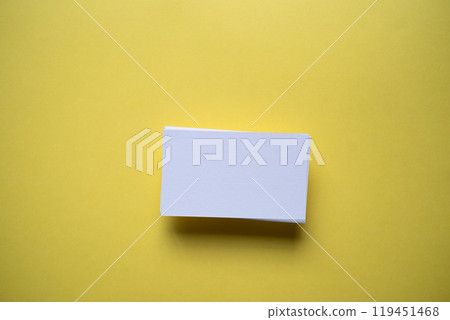 黃色背景上的白卡 119451468