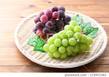 Autumn flavors: Shine Muscat and Pione (wood grain background) 119451565