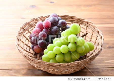 秋味閃耀馬斯喀特和先鋒（木紋背景） 119451568