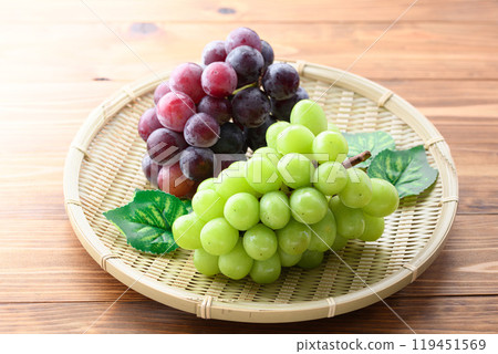 秋味閃耀馬斯喀特和先鋒（木紋背景） 119451569