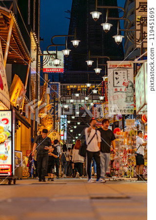 心齋橋筋商店街大阪市大阪府關西近畿地區城市摩天大樓夏季旅遊市中心浪速遊客 心齋橋筋商店街大阪市大阪府關西近畿地區城市摩天大樓夏季旅遊市中心浪速遊客 119451695