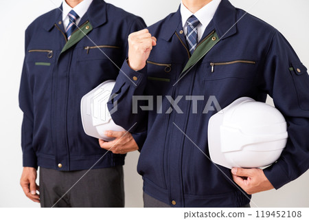 穿著工作服的中年男性商人 119452108