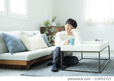 一個男人在客廳喝咖啡 119452725