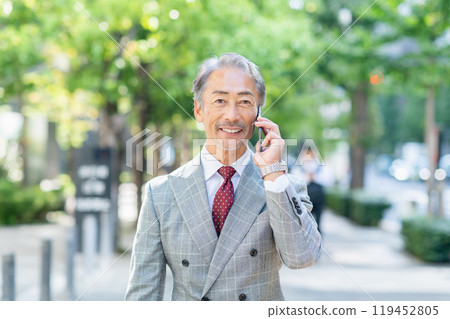 Senior businessman talking on a smartphone 119452805